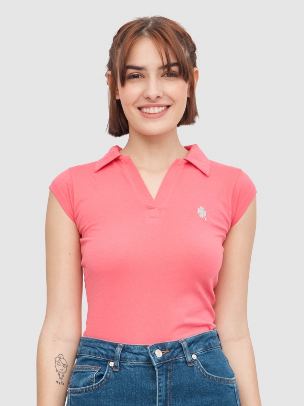 Camiseta polo bordado coral vista media frontal