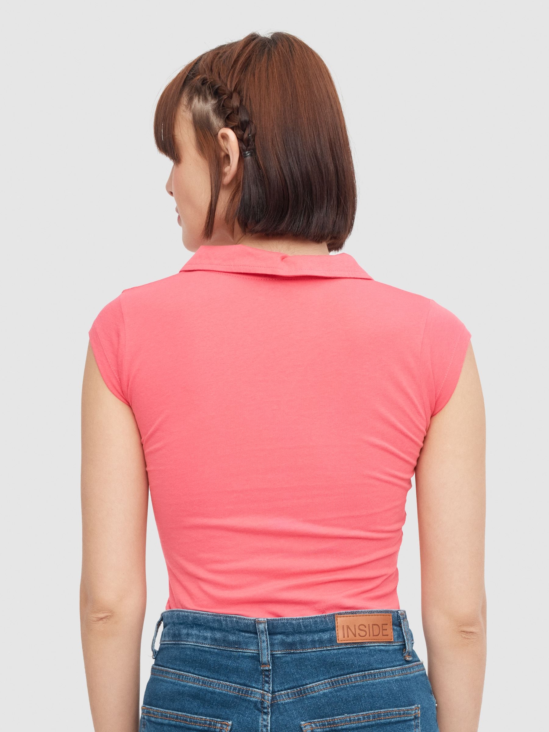 Camiseta polo bordado coral vista media frontal