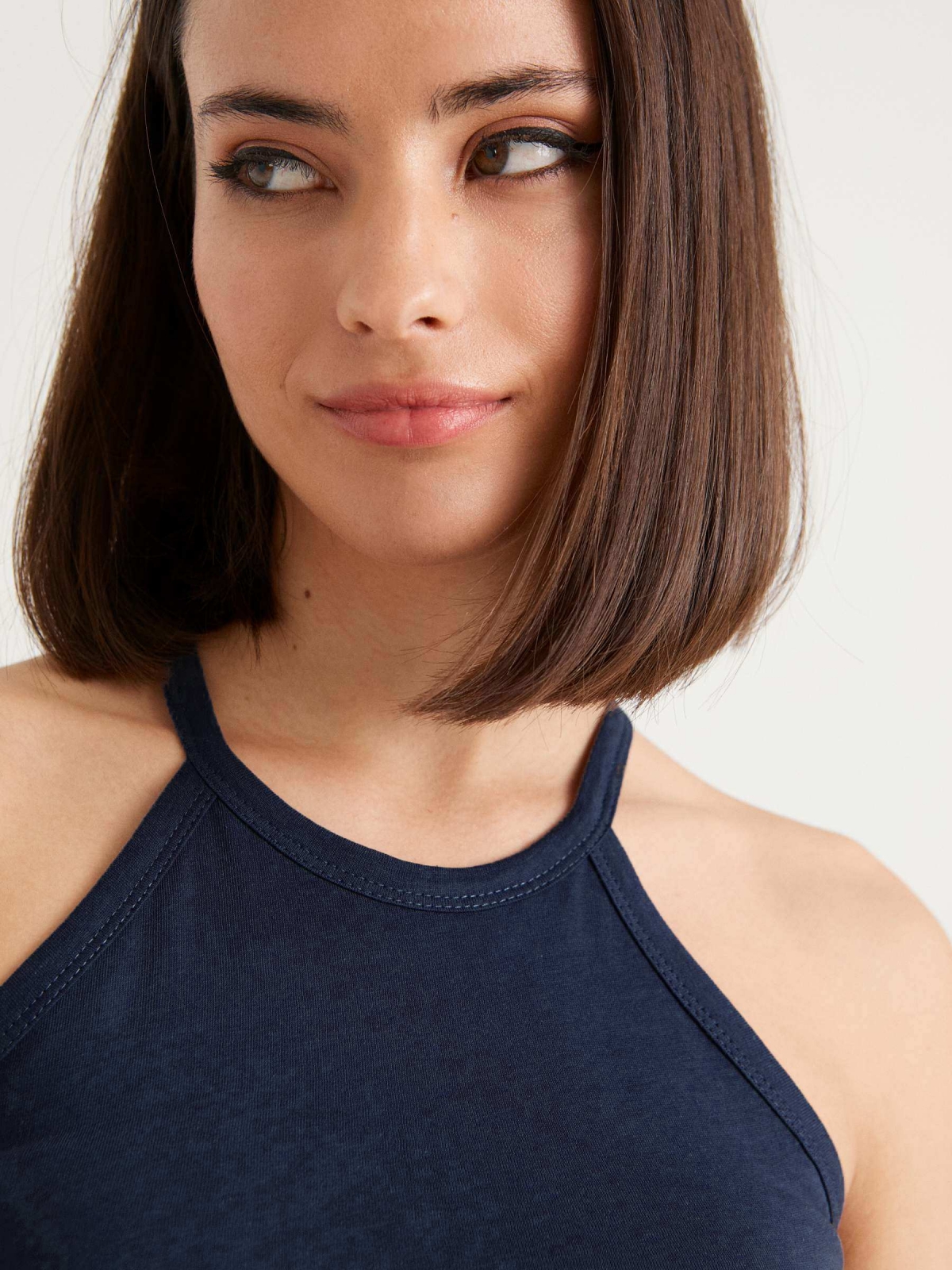 Camiseta básica gola halter azul vista detalhe