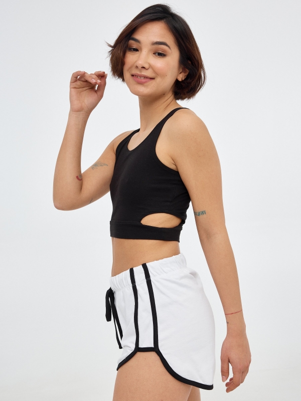 Short contrasting trims white detail view