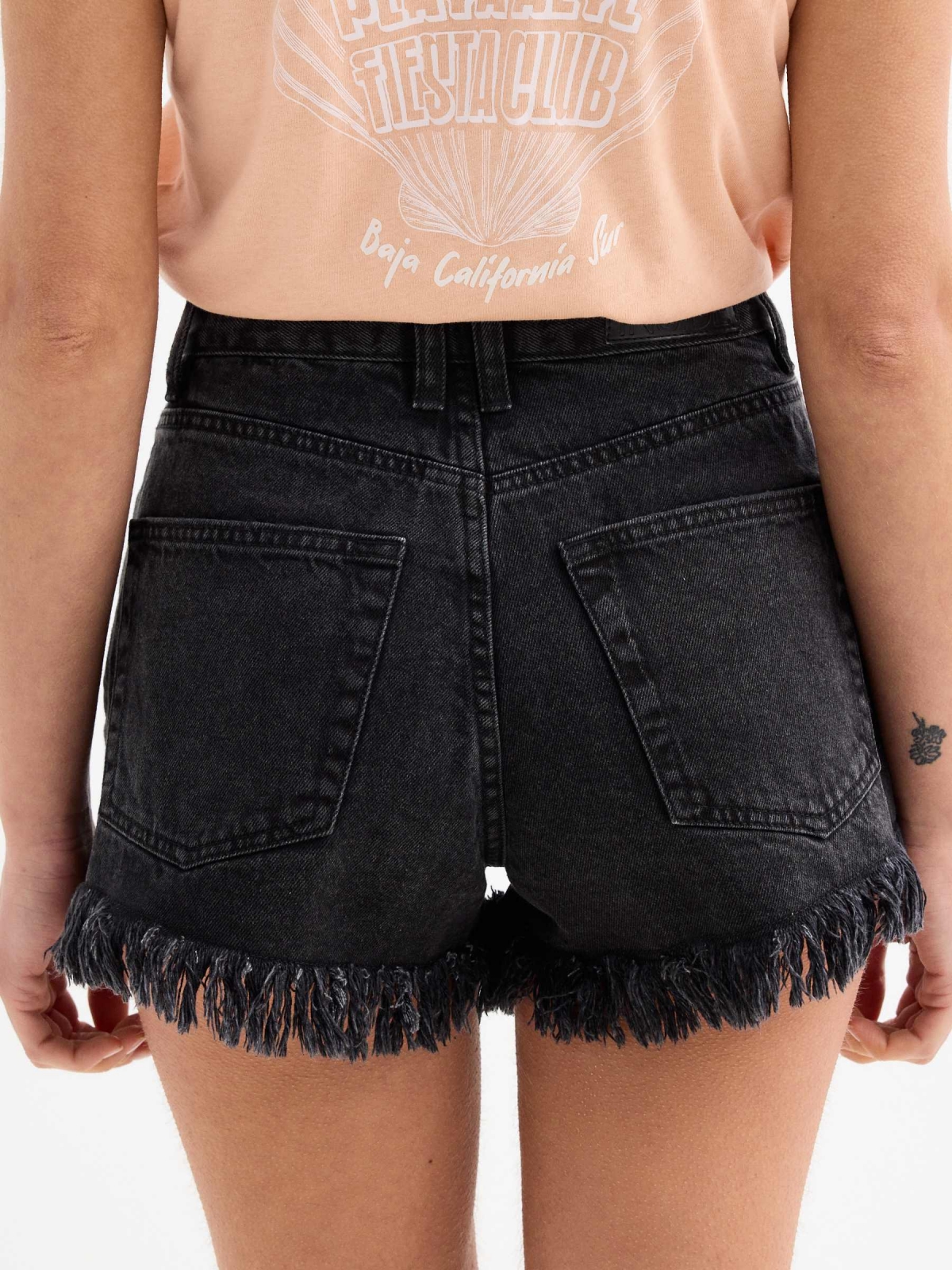 Shorts jeans desfiado preto vista detalhe