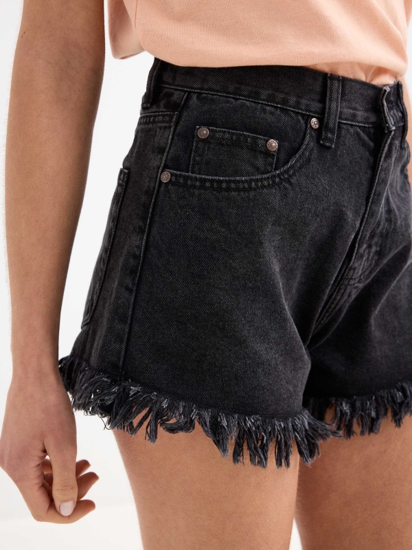 Shorts denim desflecado negro vista detalle