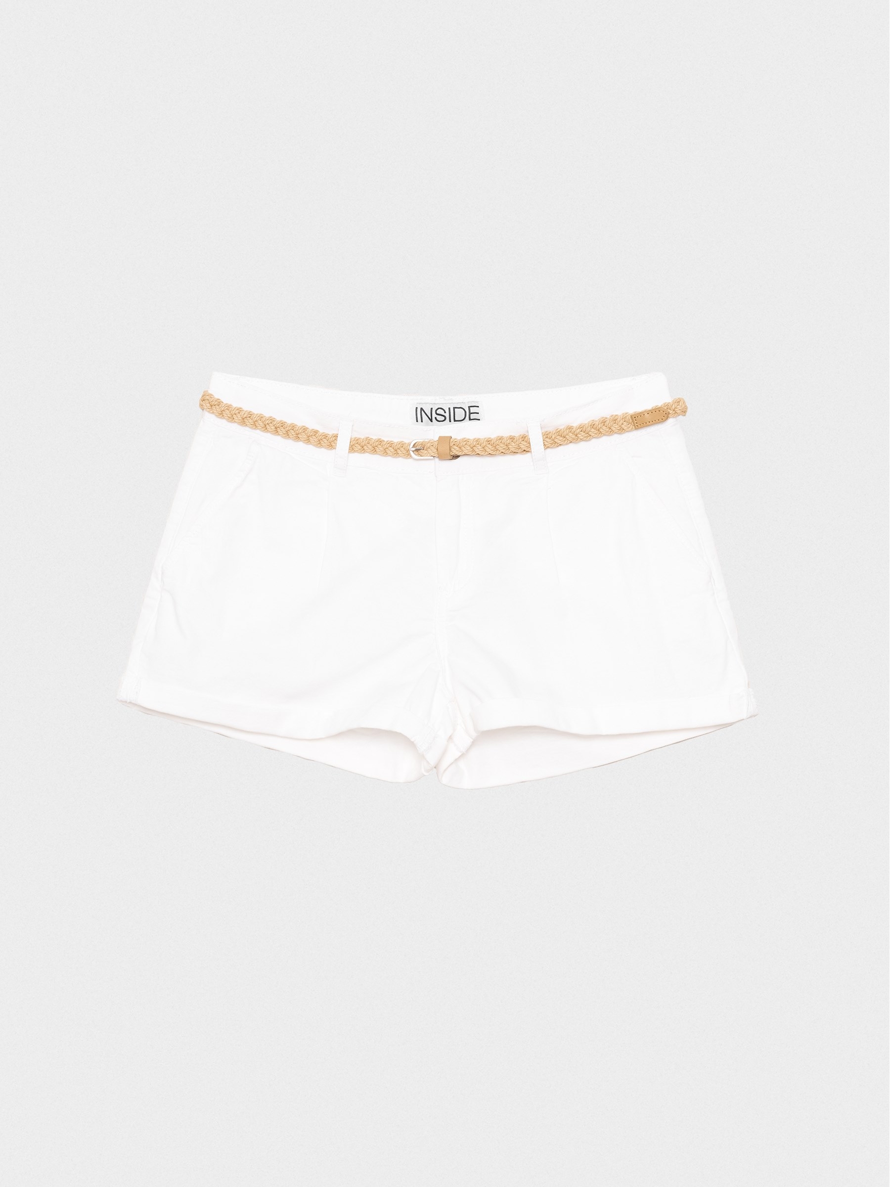Short pinzas cinturón blanco vista media frontal