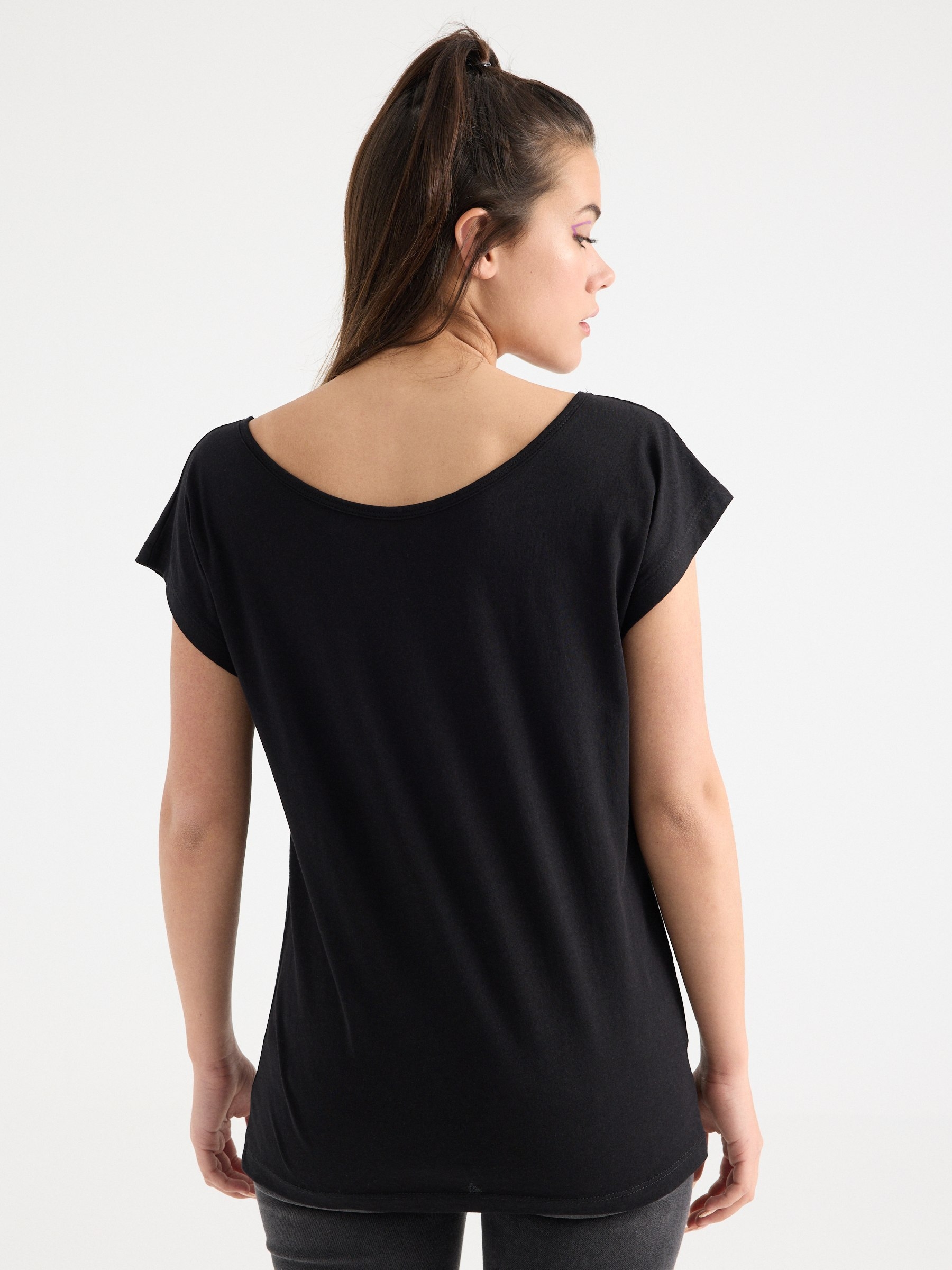 Back neckline t-shirt black middle front view