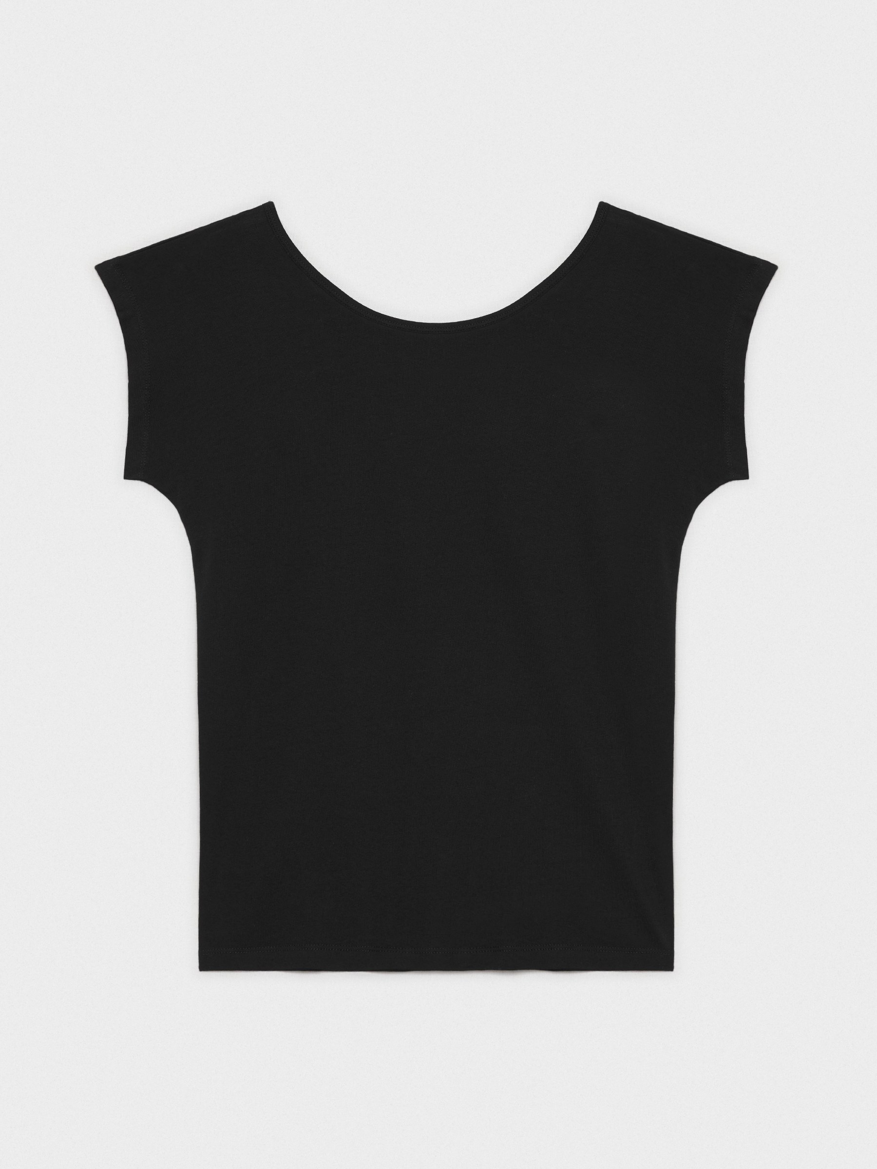 Camiseta decote costas preto vista meia frontal