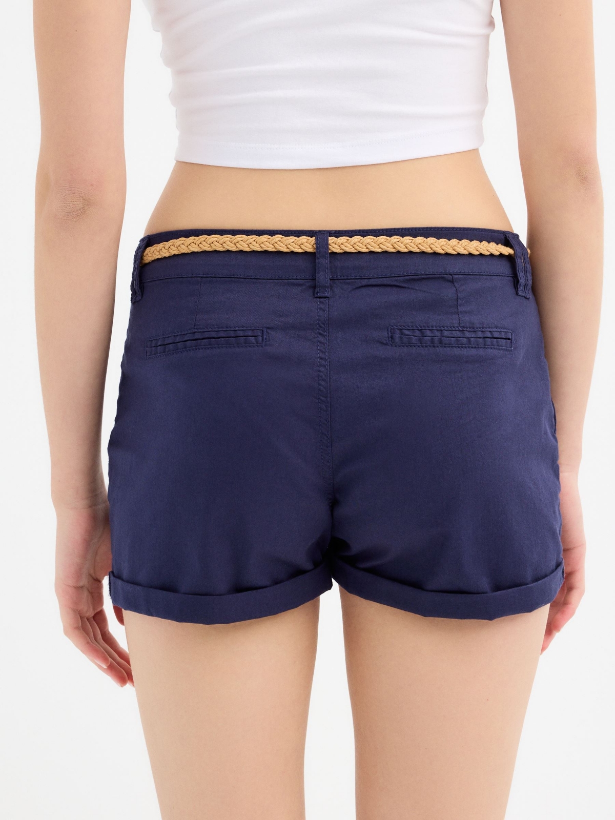 Short pinzas cinturón azul marino vista detalle
