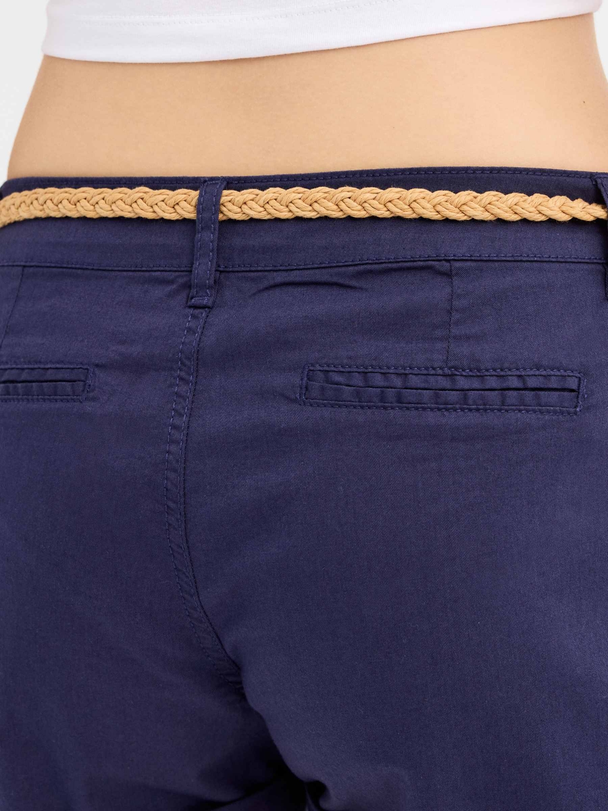 Short pinzas cinturón azul marino vista detalle