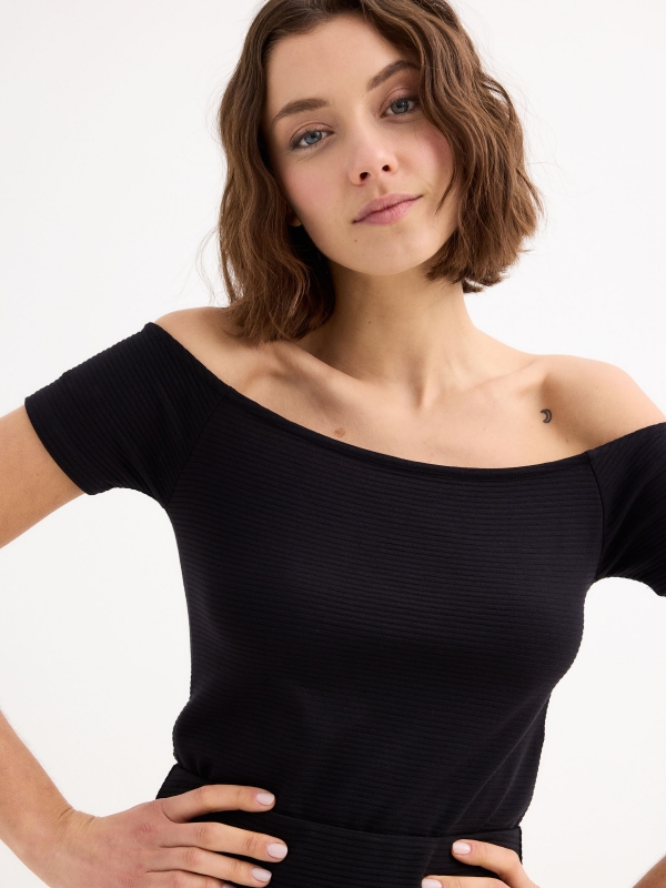 Camiseta canalé escote barco negro vista detalle