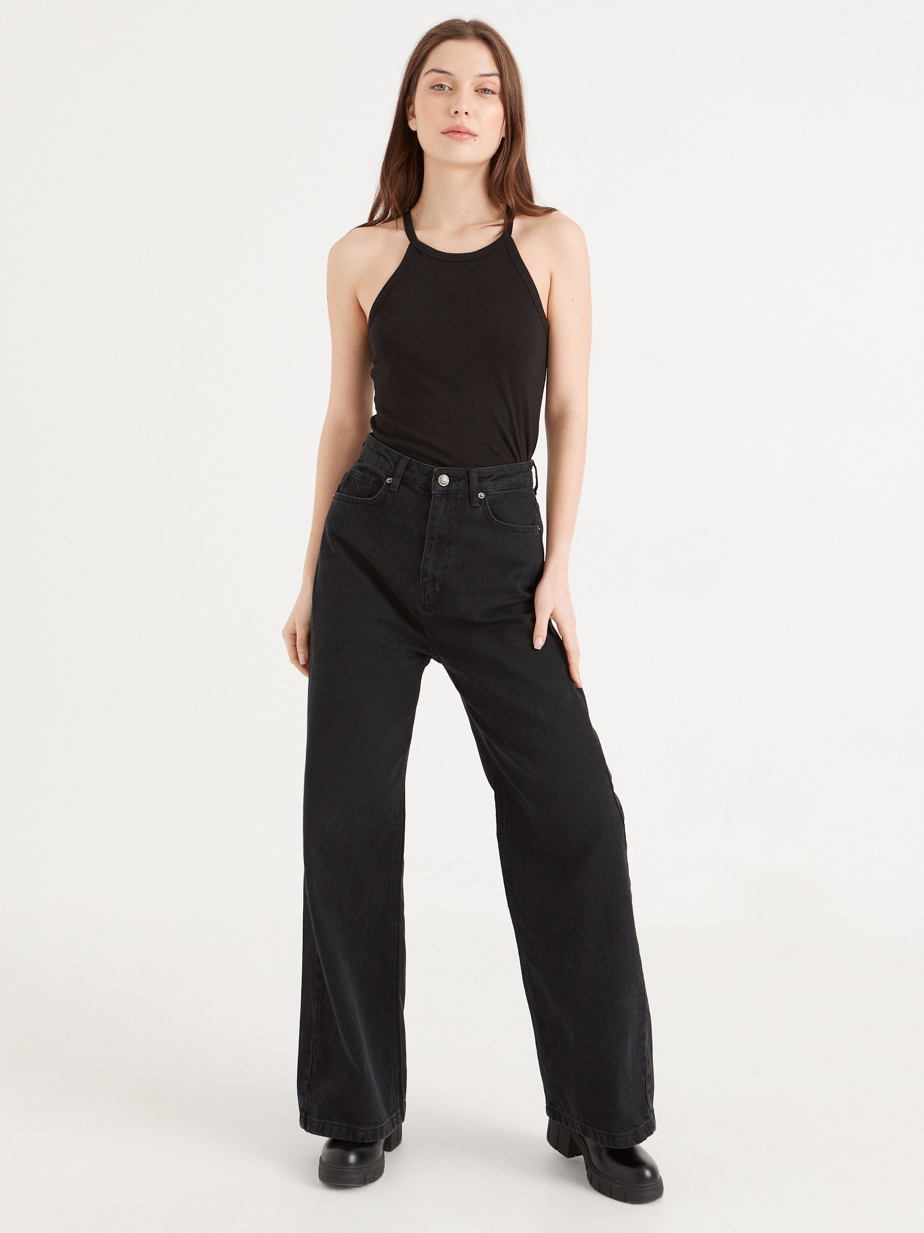 Camiseta básica cuello halter negro vista media frontal