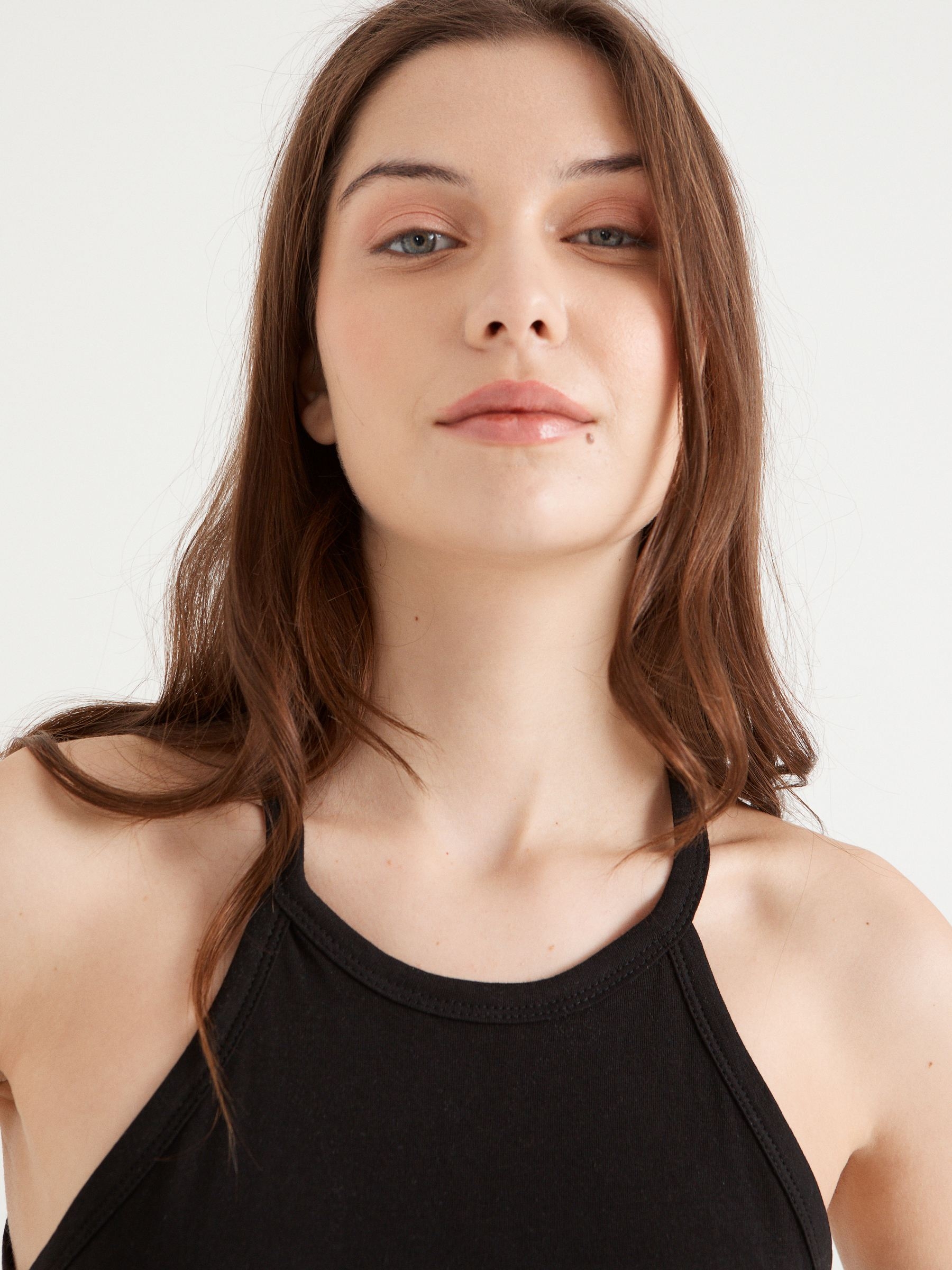 Camiseta básica cuello halter negro vista media frontal