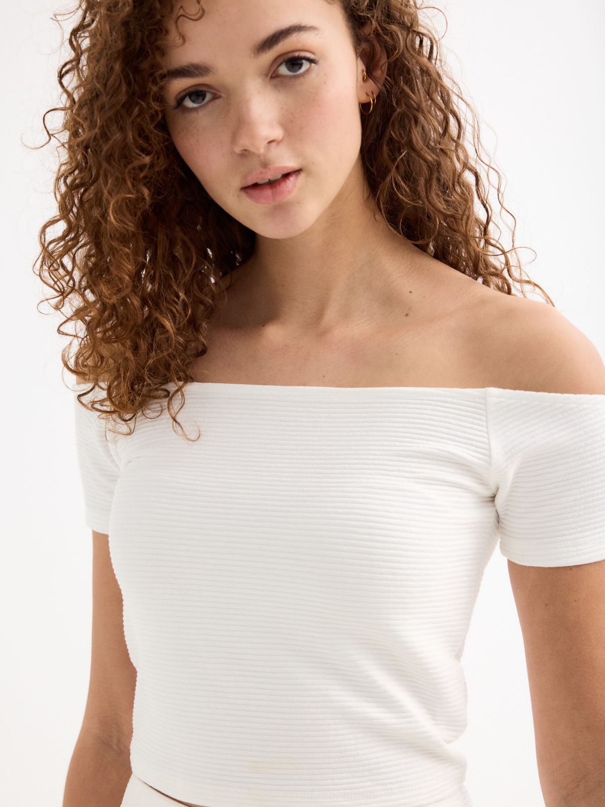 Camiseta canelada decote barco branco vista detalhe