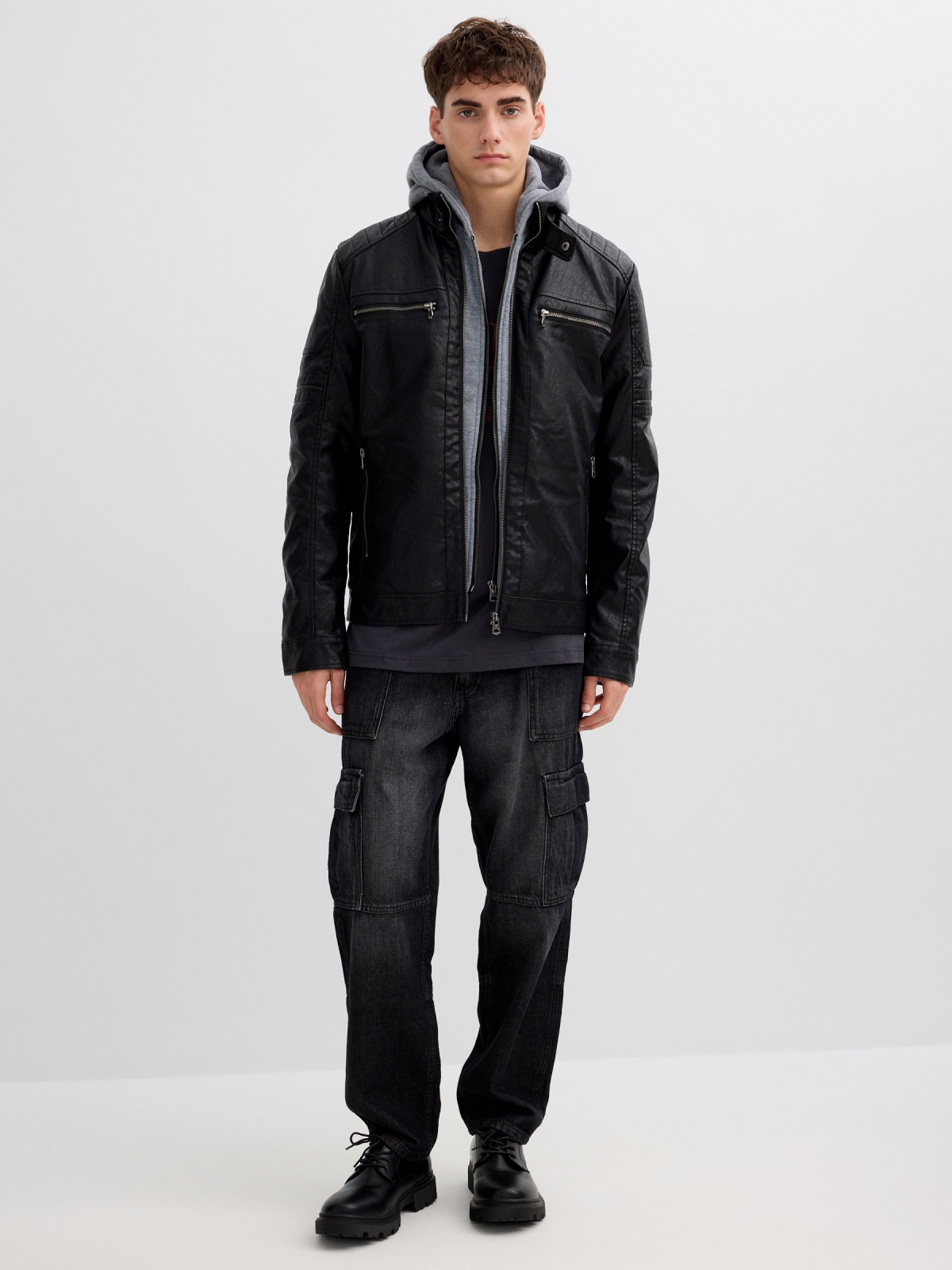 Casaco biker de pele sintética preto vista geral frontal