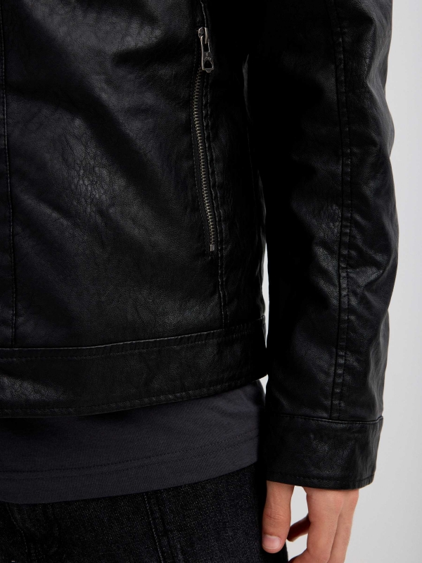 Casaco biker de pele sintética preto vista detalhe