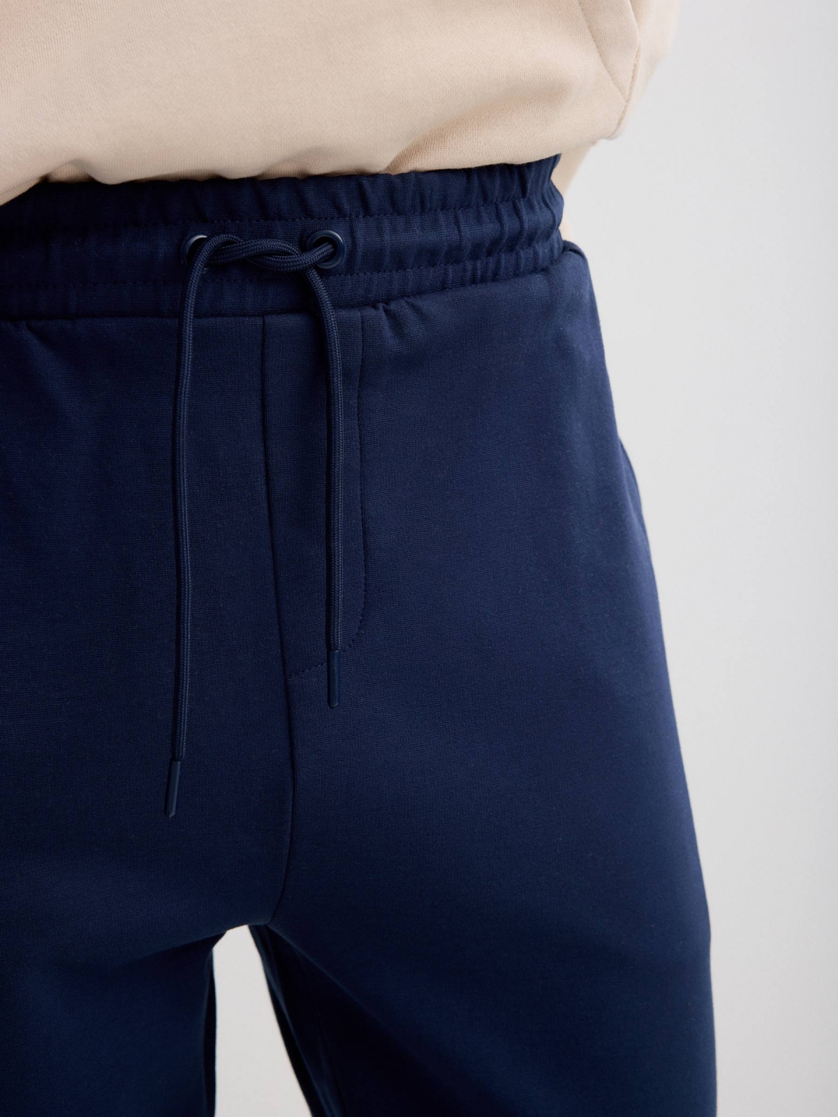 Jogger desportivo felpa marinho azul marinho vista detalhe