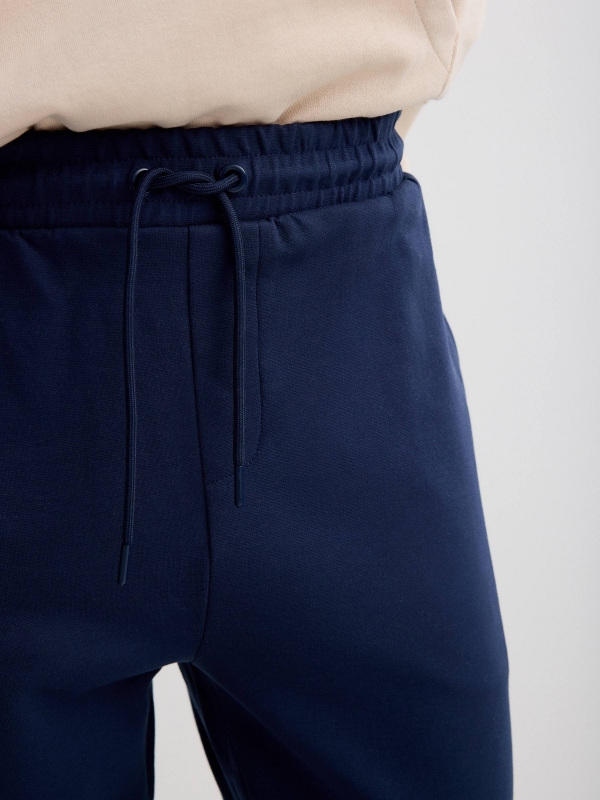 Jogger desportivo felpa marinho azul marinho vista detalhe