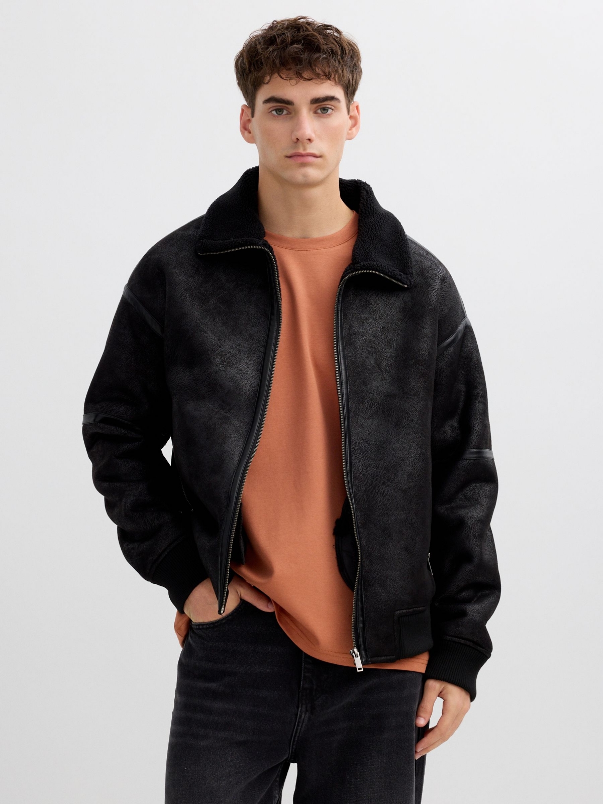 Casaco efeito pele combinado borrego preto vista detalhe