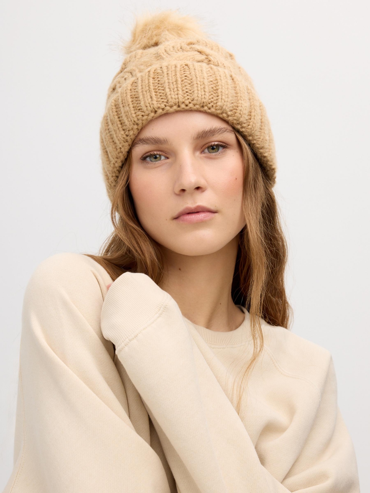 Gorro camel con pompón marrón con modelo