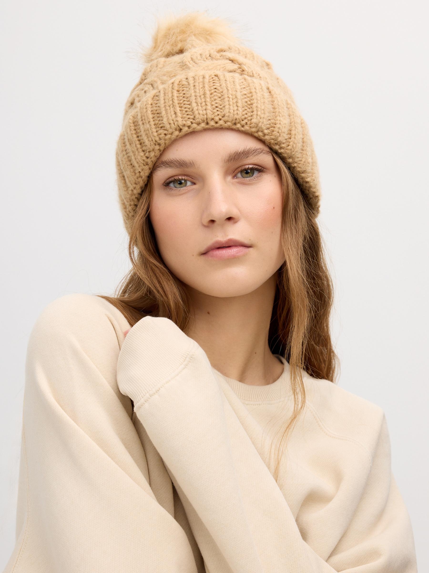 Camel hat with pompom brown 45º front view