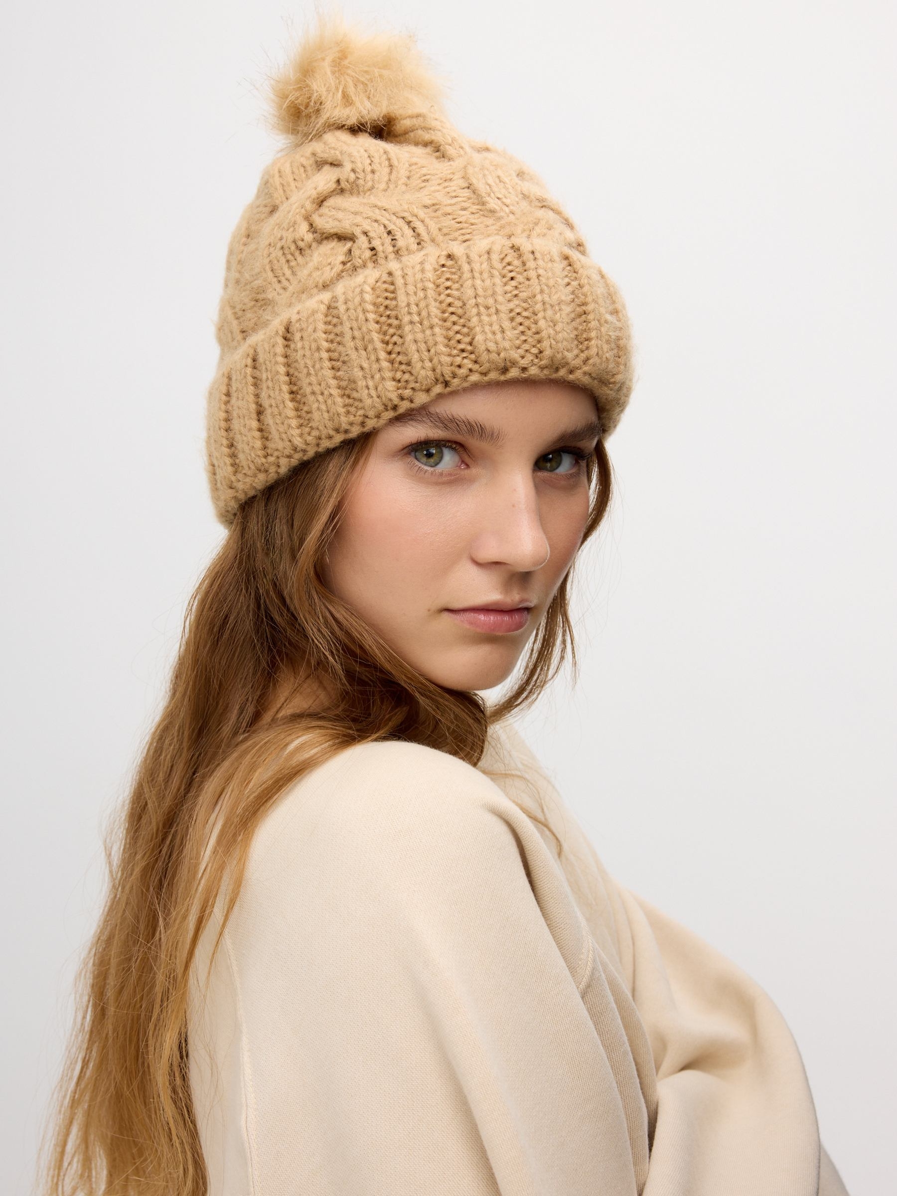 Gorro camel con pompón marrón vista lateral frontal 45º