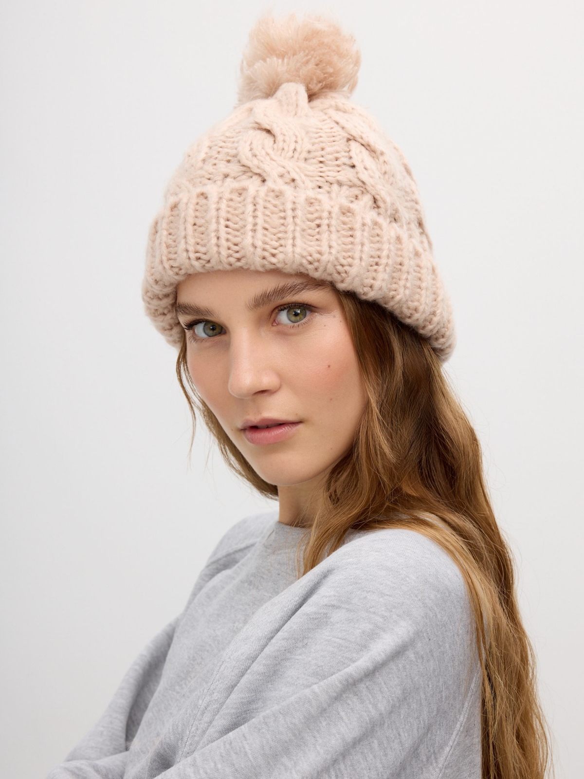 Gorro nude com pompom rosa nude vista detalhe