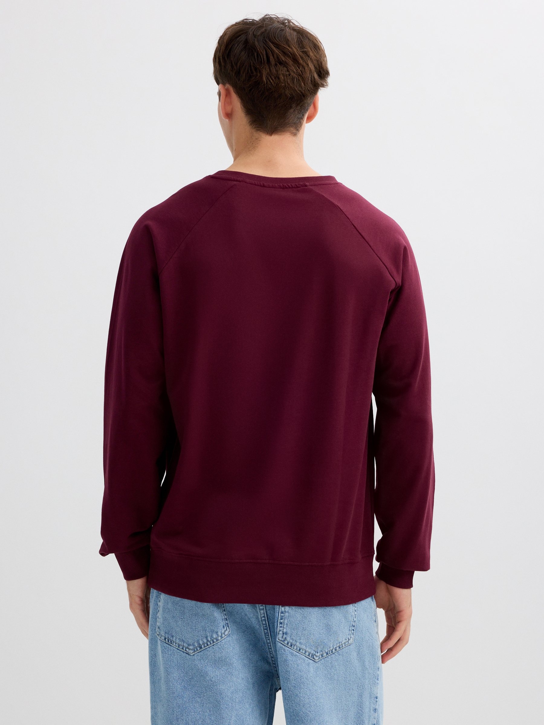 Sudadera básica con texto granate vista media frontal