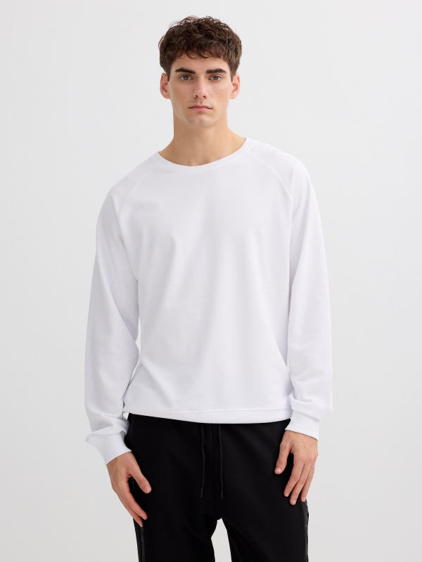 Sudadera básica con texto blanco vista media frontal