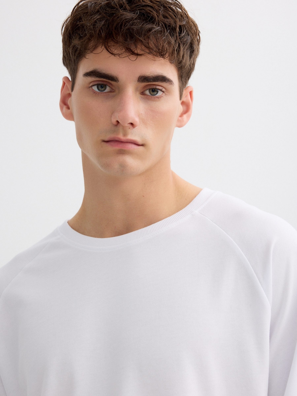 Sudadera básica con texto blanco vista detalle