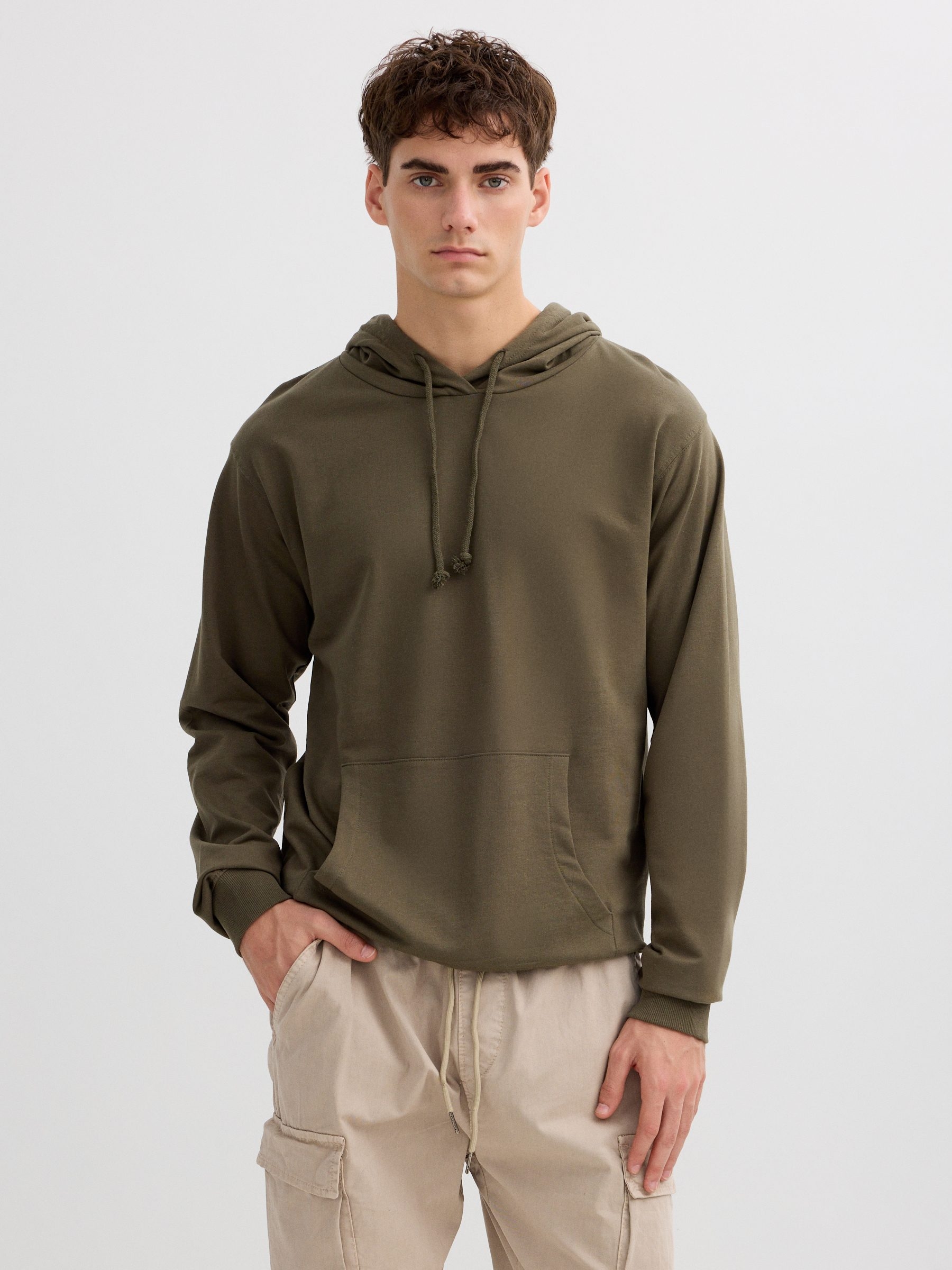  Camisola canguru com logótipo cáqui vista frontal