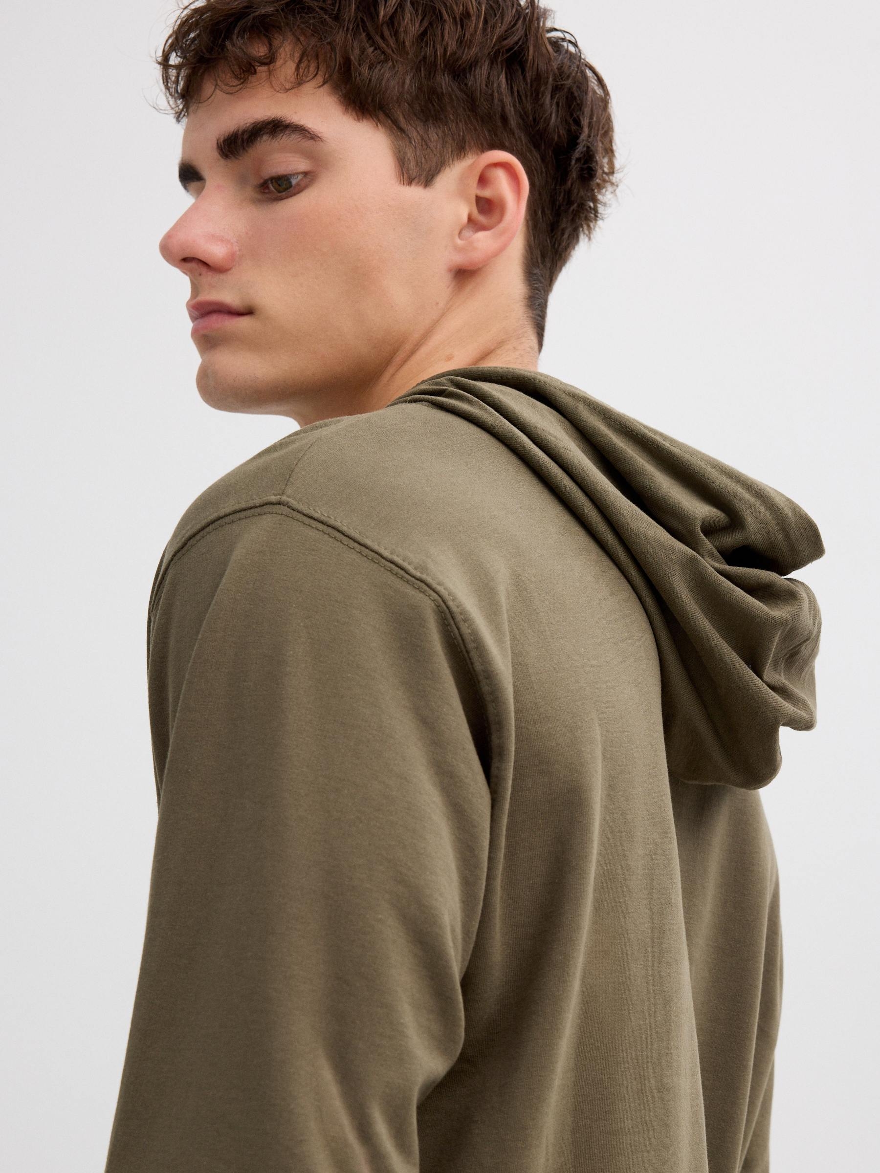  Camisola canguru com logótipo cáqui vista frontal