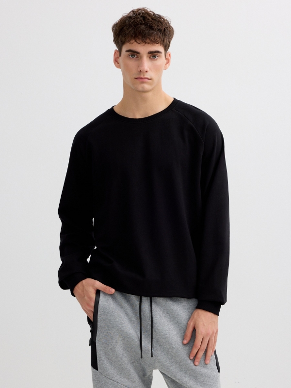 Sudadera básica con texto negro vista media frontal