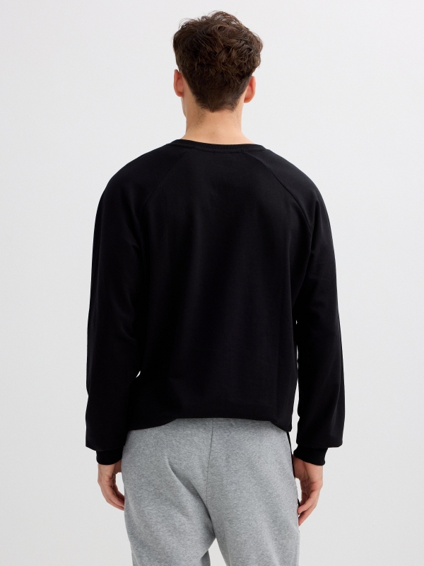 Sudadera básica con texto negro vista media trasera