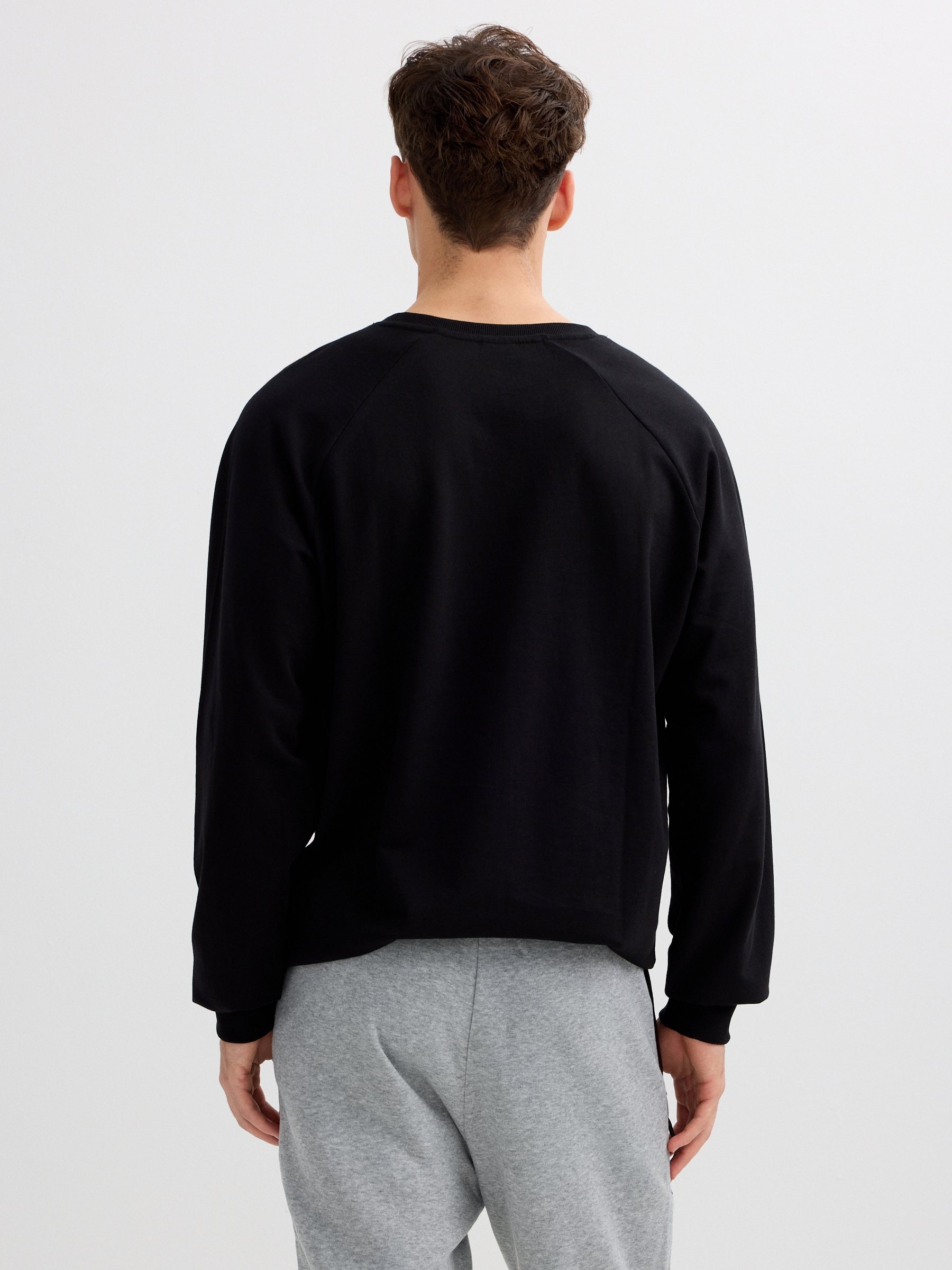 Sudadera básica con texto negro vista media frontal