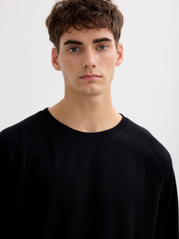 Sudadera básica con texto negro vista detalle