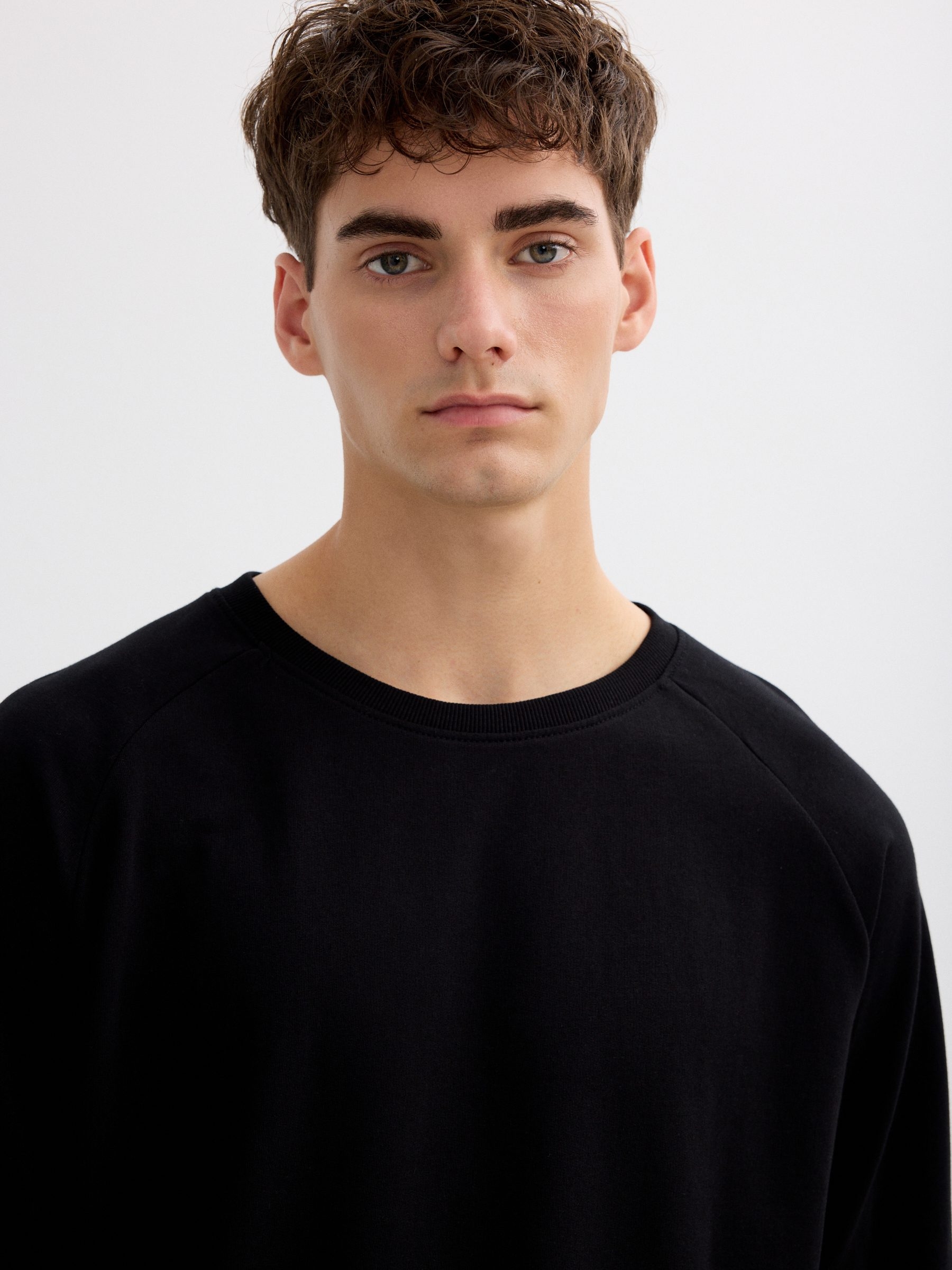 Sudadera básica con texto negro vista media frontal