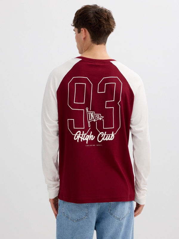 Camiseta manga larga universitaria burdeos vista media trasera