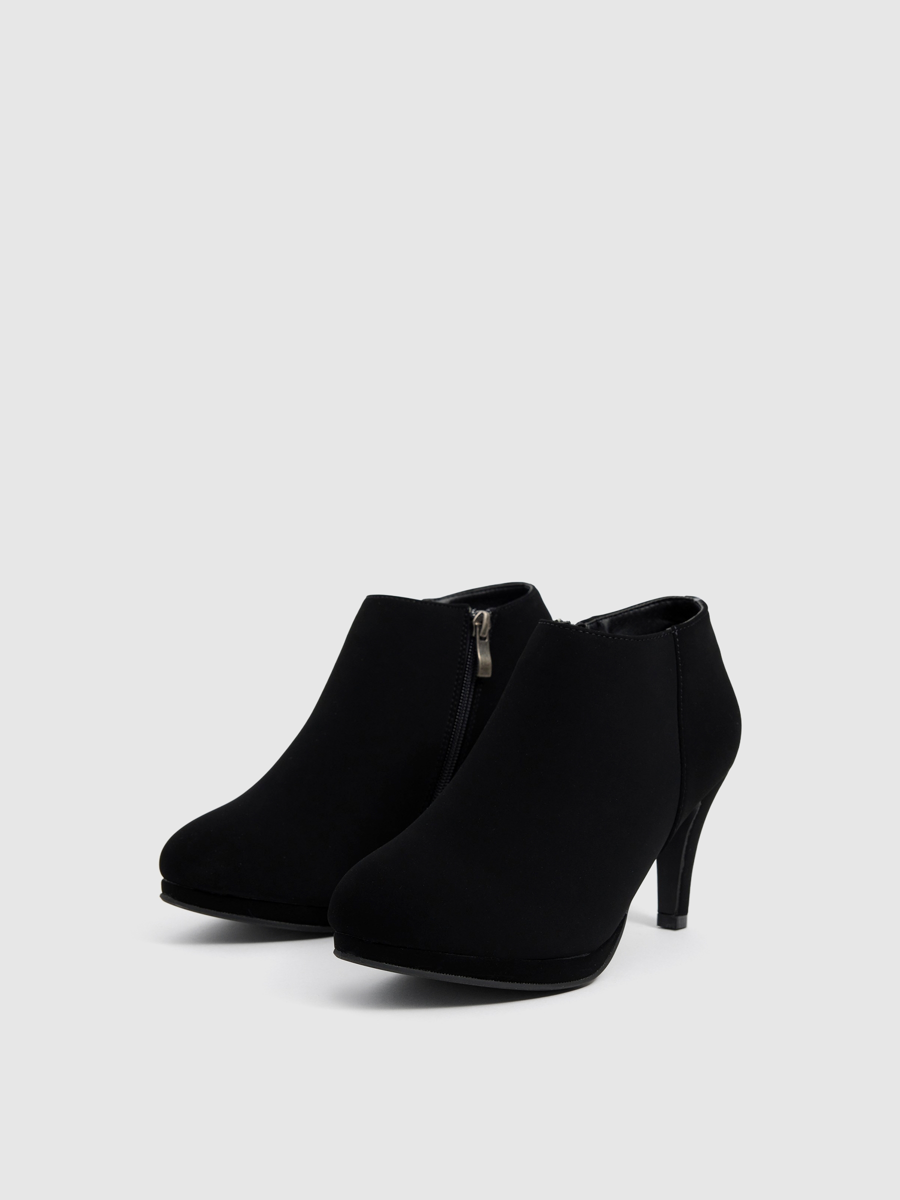 Botins com salto fino e cremalheira preto