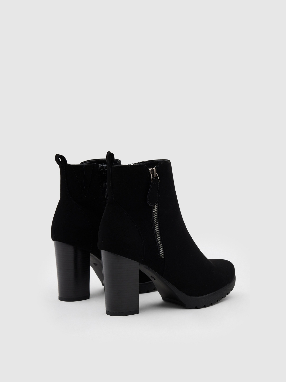 Botines tacón modernos negro vista trasera 45º Botines tacón modernos negro vista trasera 45º