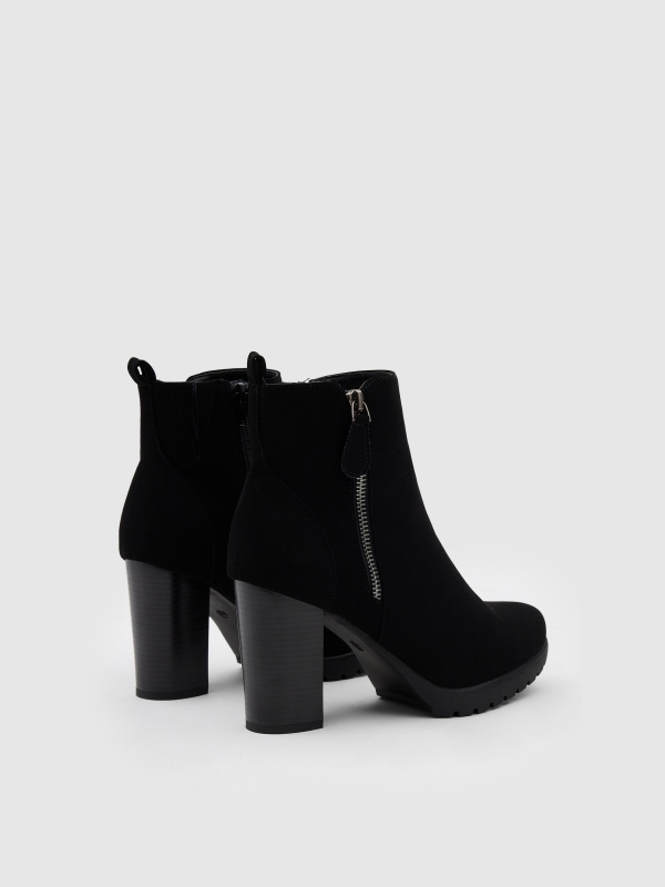 Botines tacón modernos negro vista trasera 45º Botines tacón modernos negro vista trasera 45º