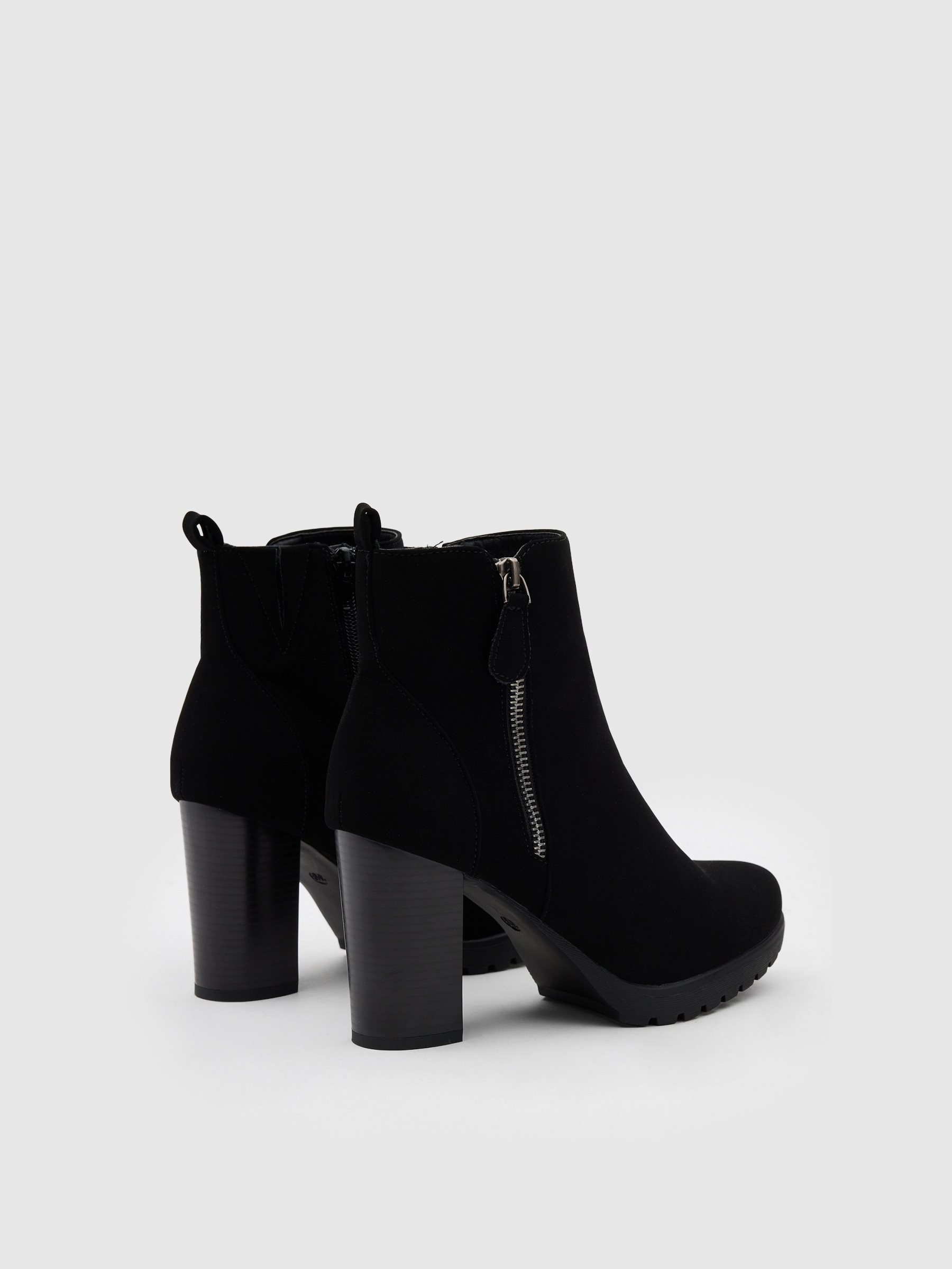 Botins de salto alto modernos preto