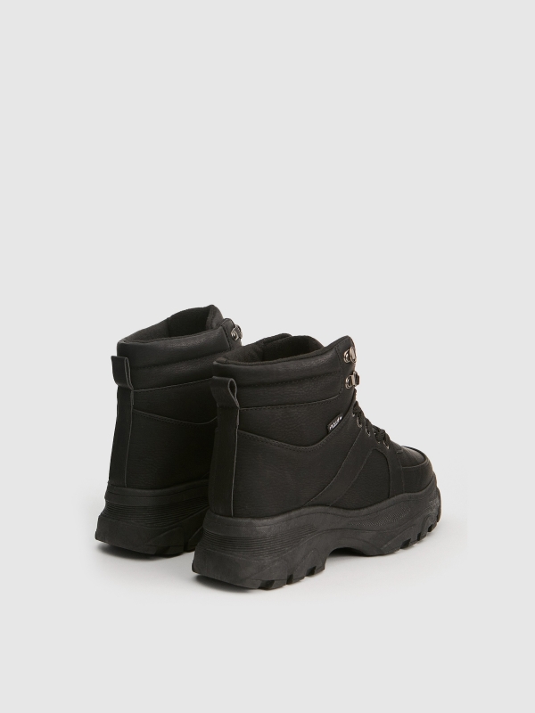 Botas de plataforma casuais preto vista traseira 45º