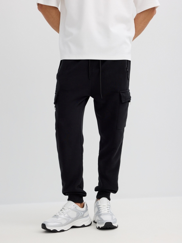 Jogger deportivo multibolsillos negro vista media frontal
