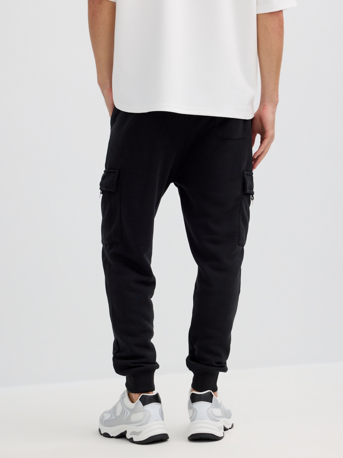Jogger deportivo multibolsillos negro vista media trasera