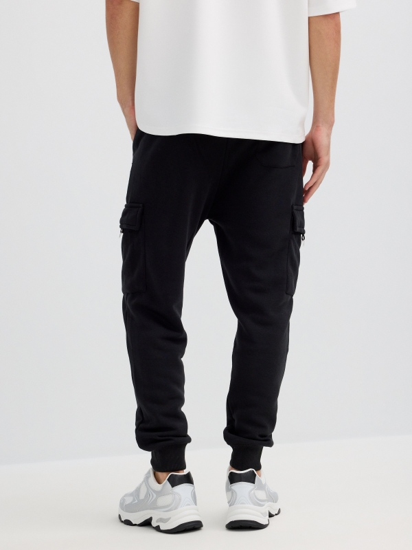 Jogger desportivo multibolsos preto vista meia traseira Jogger desportivo multibolsos preto vista meia traseira