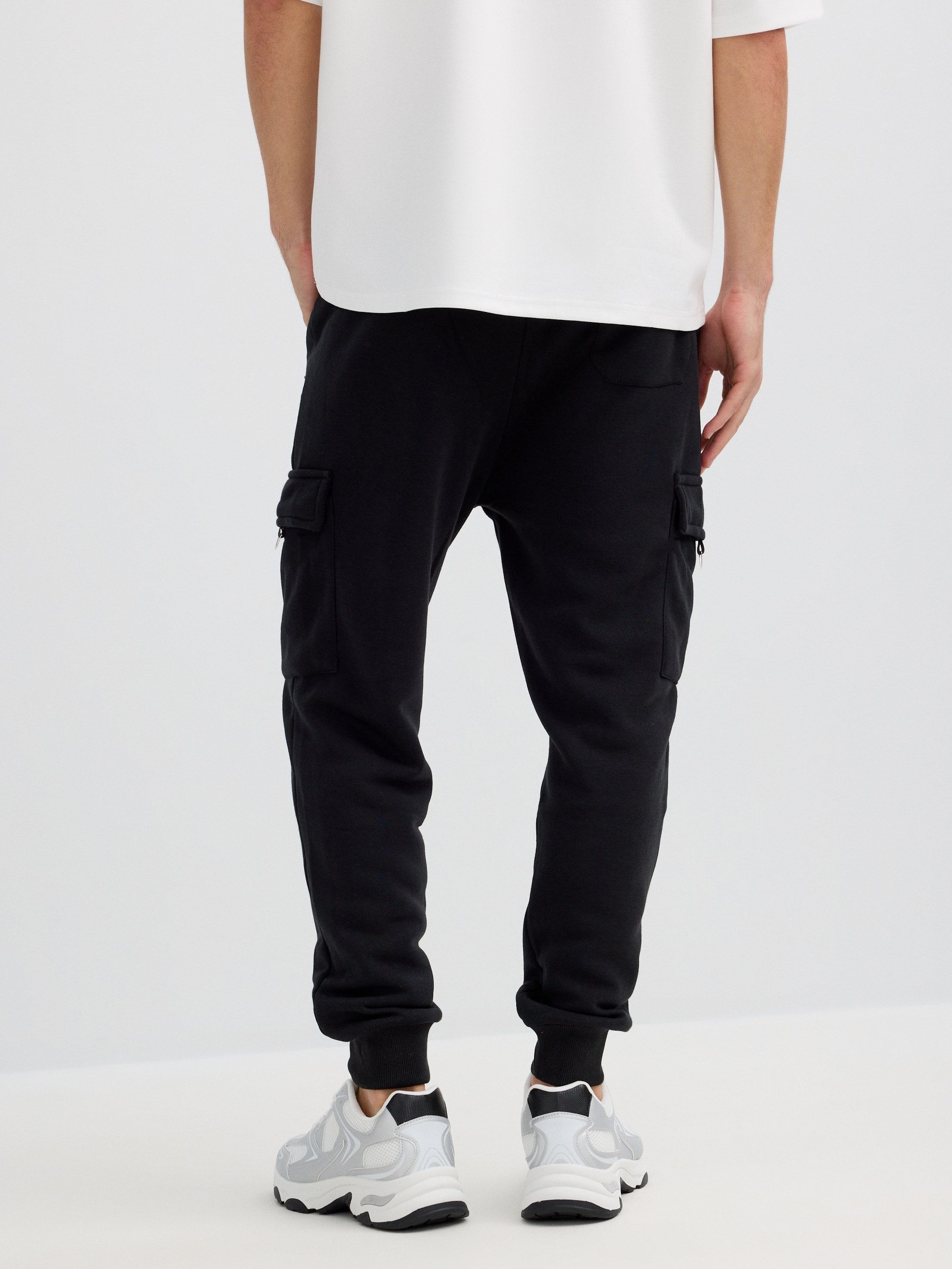 Jogger desportivo multibolsos preto vista geral frontal