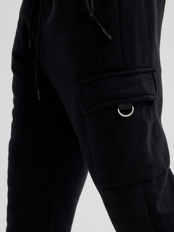 Jogger desportivo multibolsos preto vista detalhe Jogger desportivo multibolsos preto vista detalhe