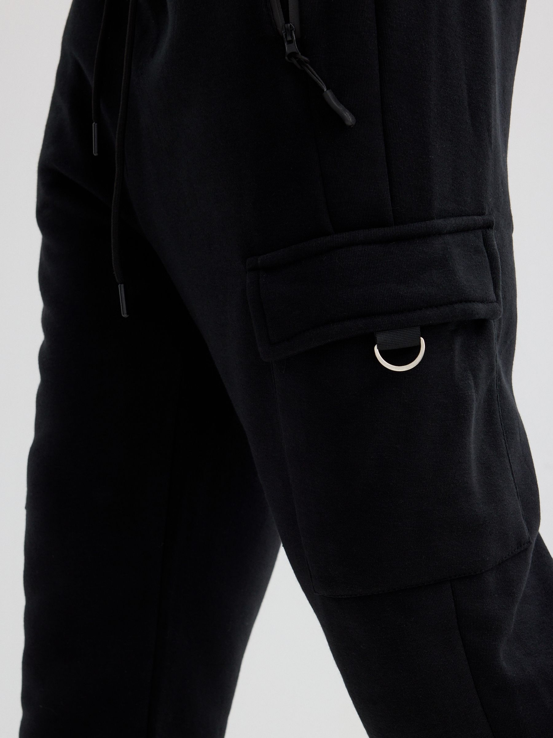 Jogger desportivo multibolsos preto vista geral frontal