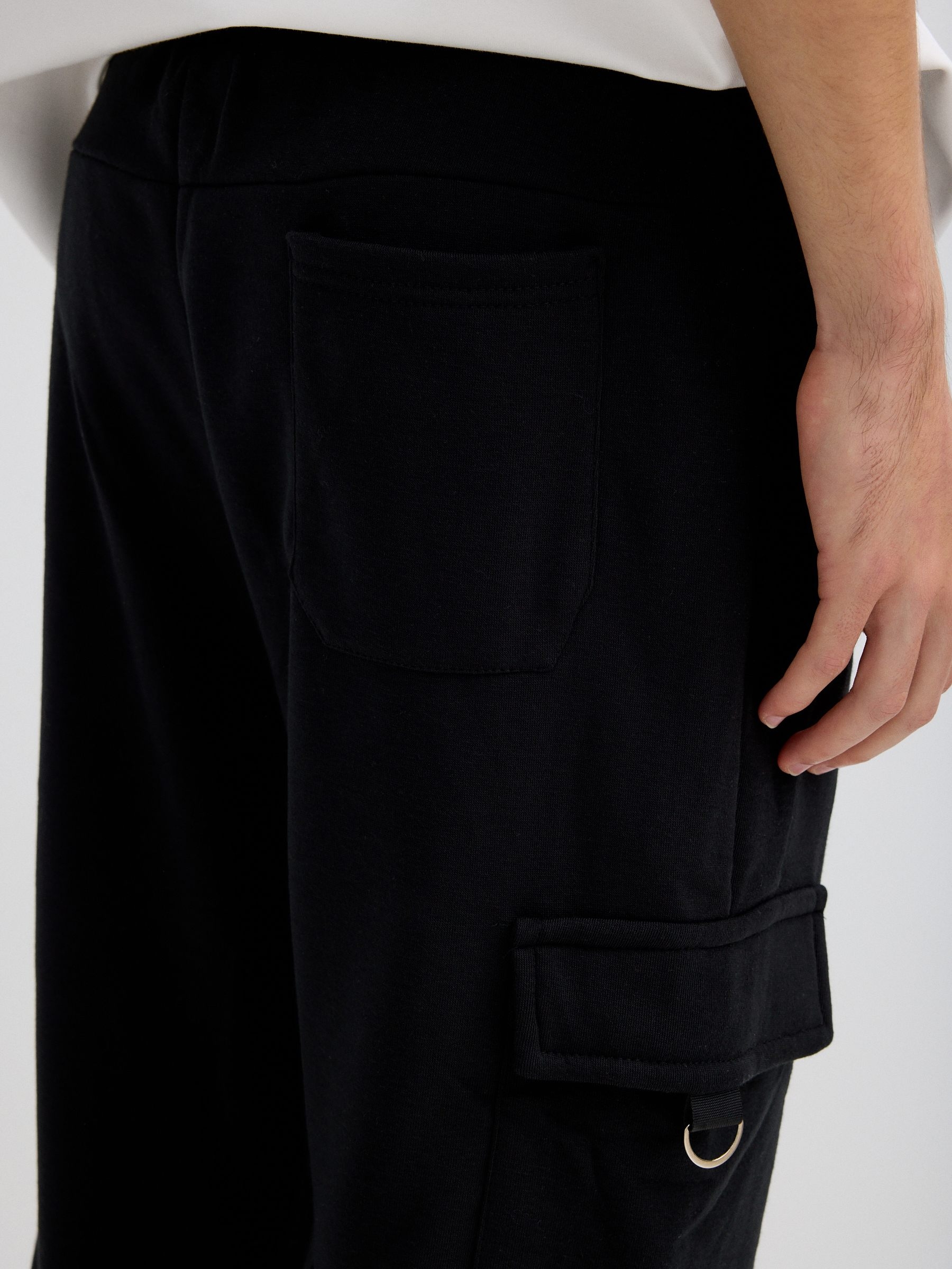 Jogger desportivo multibolsos preto vista geral frontal