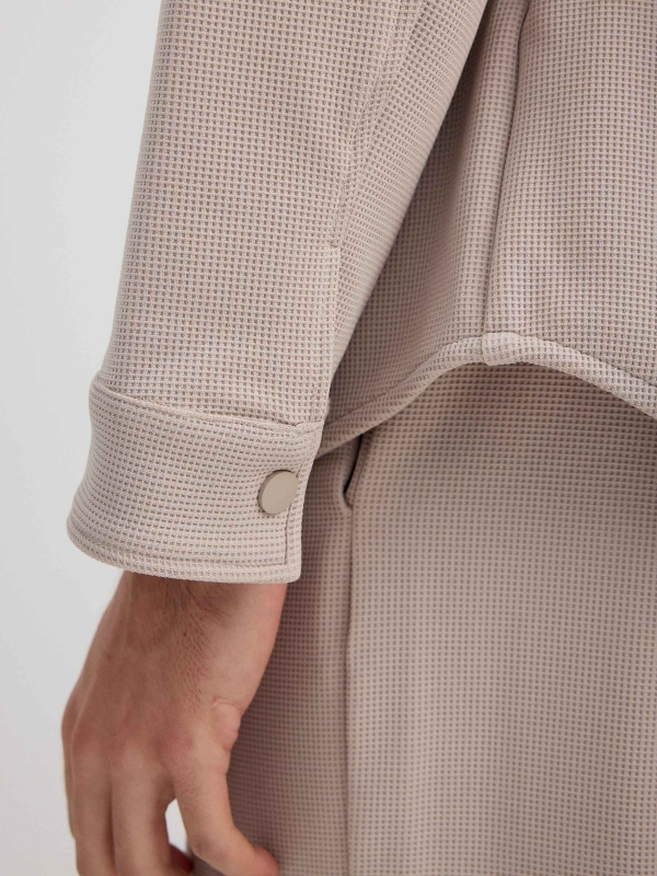 Camisa de manga comprida com textura crua vista detalhe