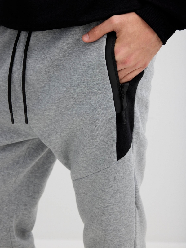 Jogger deportivo felpa gris gris claro vista detalle