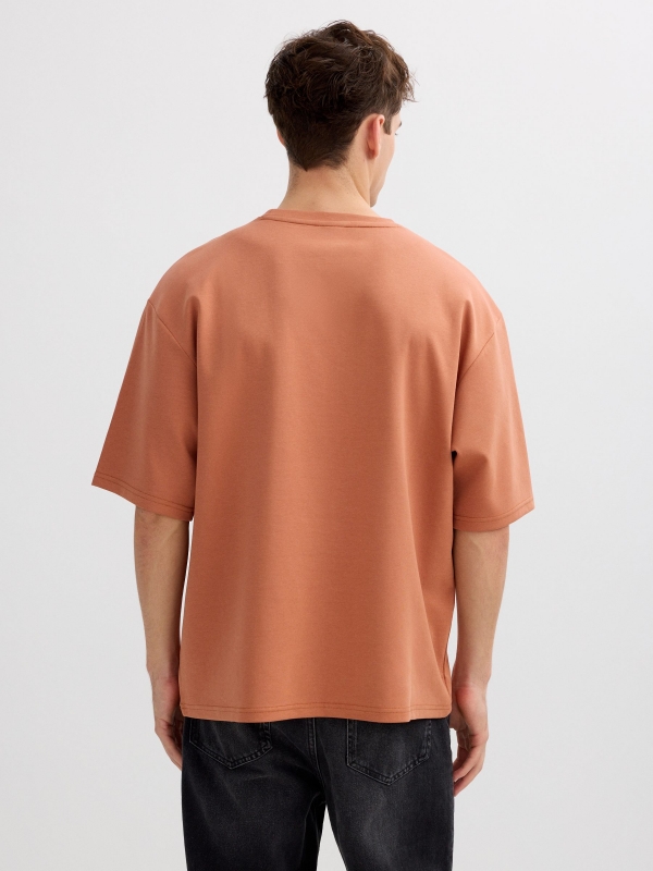 Camiseta oversize lisa marrón vista media trasera